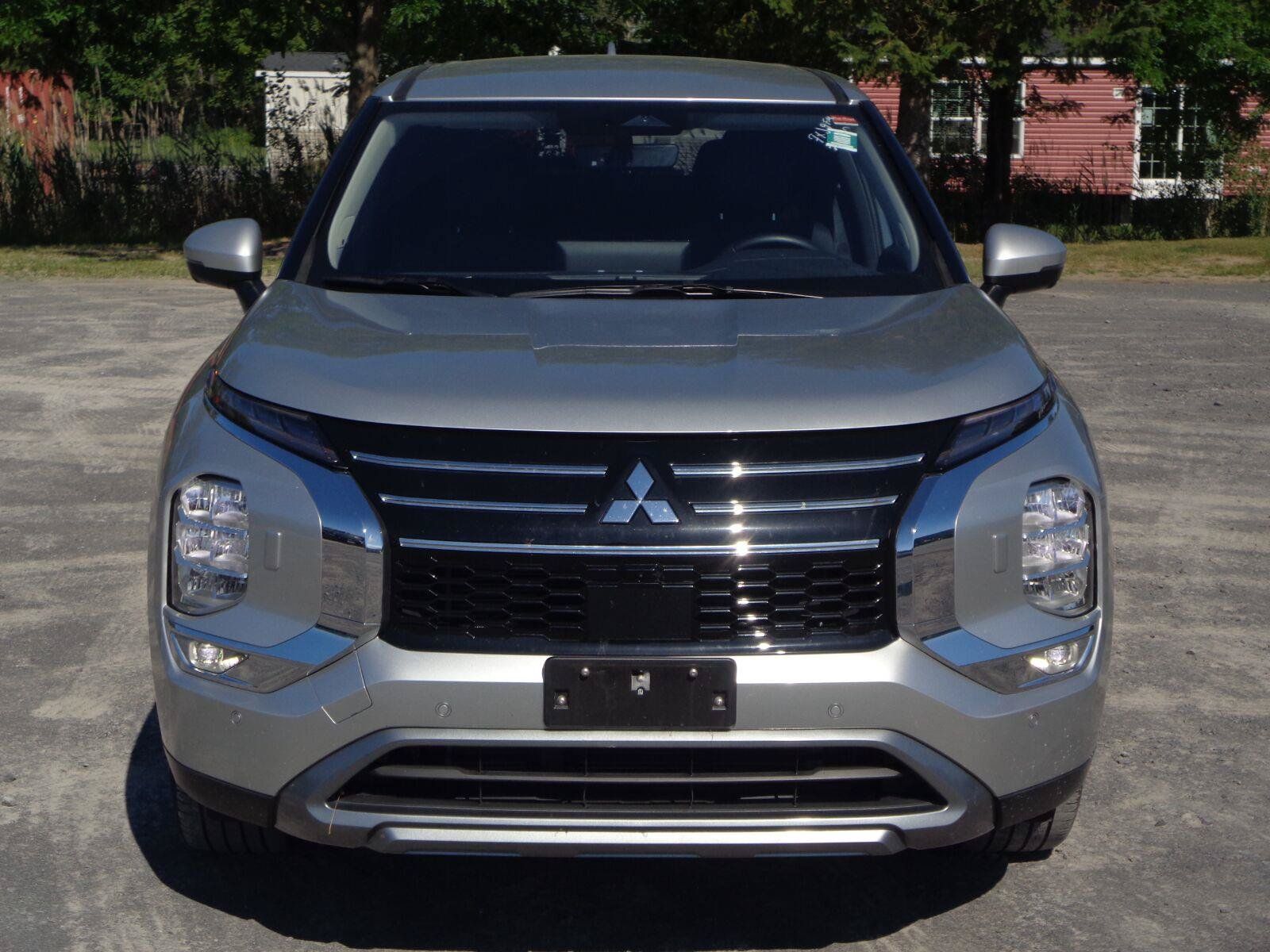 Used 2025 Mitsubishi Outlander SE AWD/4WD image 2
