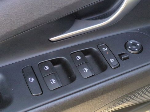 Used 2024 Hyundai Elantra SE image 11