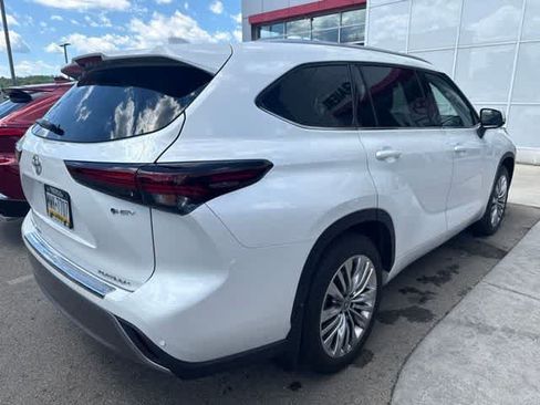 Used 2026 Toyota Highlander Platinum AWD/4WD image 3