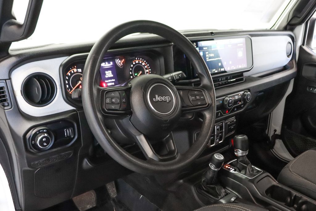Used 2025 Jeep Gladiator Sport AWD/4WD image 17