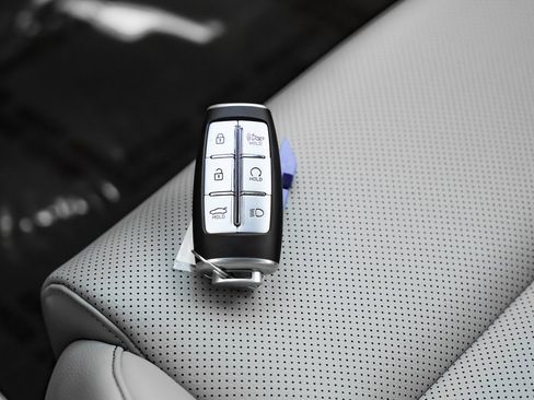 Used 2023 Genesis G70 2.0T image 60