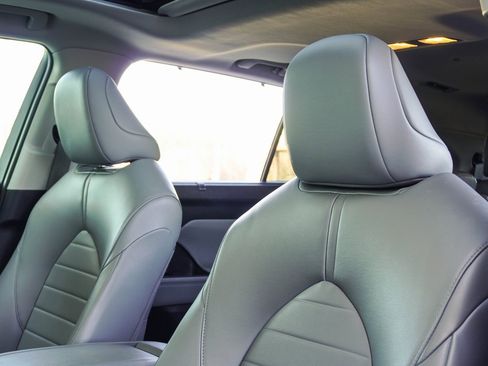 Used 2022 Toyota Highlander XLE image 34