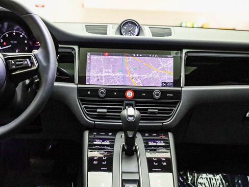 Certified 2025 Porsche Macan image 20