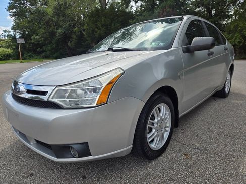 Used 2010 Ford Focus SE FWD image 2