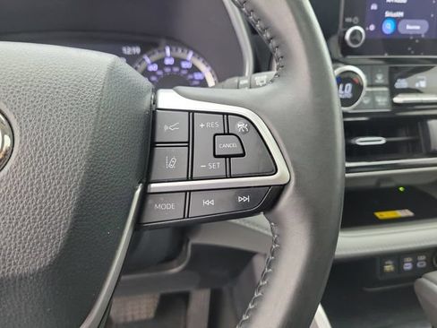 Used 2023 Toyota Highlander XLE FWD image 28