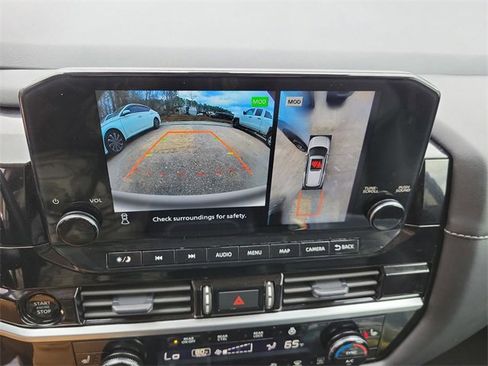 Used 2025 Nissan Pathfinder SL image 23