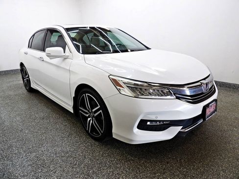 Used 2017 Honda Accord Touring image 4