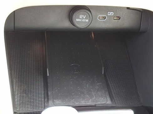 Certified 2023 Volvo XC40 B5 Plus w/ Protection Package Premier image 25