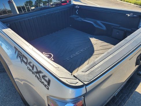 Used 2022 Toyota Tacoma TRD Off-Road w/ TRD Premium Off Road Package AWD/4WD image 8