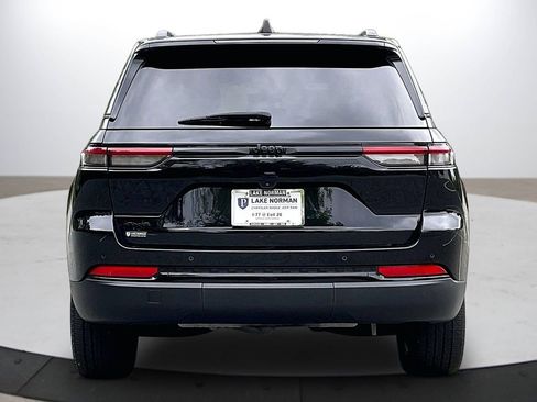 Used 2023 Jeep Grand Cherokee Altitude AWD/4WD image 8