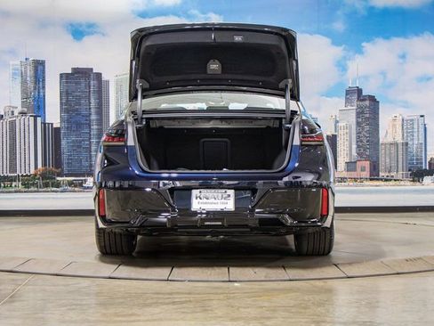 Used 2025 BMW 750e xDrive w/ Executive Package image 12