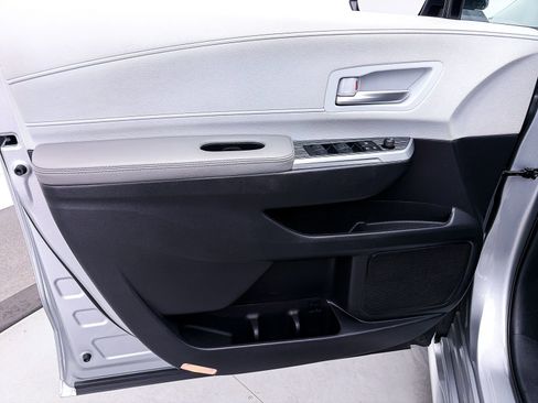 Used 2025 Toyota Sienna XLE FWD image 17