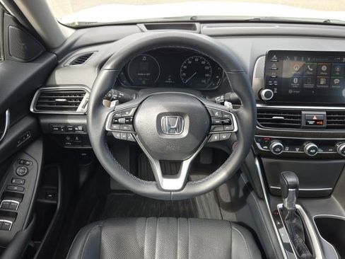 Used 2018 Honda Accord Touring image 2