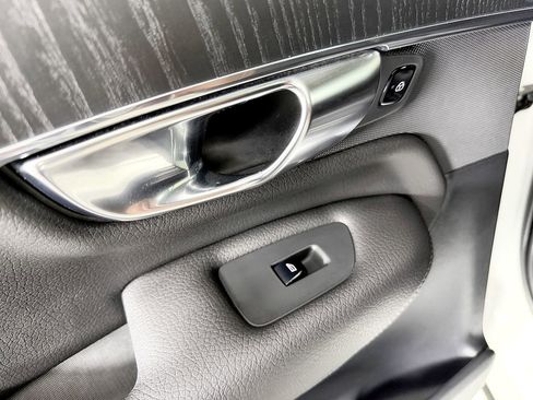 Used 2020 Volvo XC90 T6 Momentum w/ Protection Package Premier image 40