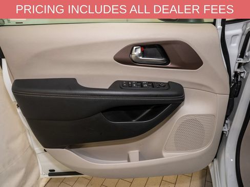 Used 2023 Chrysler Voyager LX FWD image 11