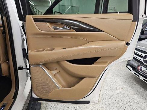 Used 2019 Cadillac Escalade Platinum image 29