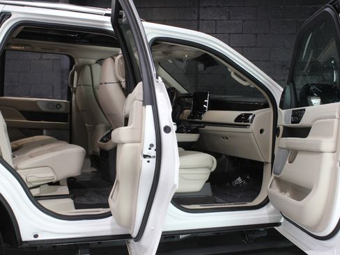 Used 2021 Lincoln Navigator Reserve w/ Luxury Package image 27