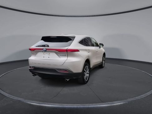 Used 2022 Toyota Venza LE image 8