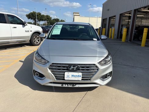 Used 2022 Hyundai Accent SEL FWD image 3