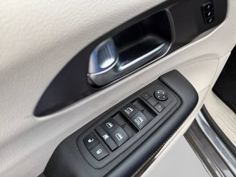 Used 2023 Chrysler Pacifica Touring-L FWD image 19