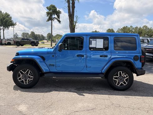 Used 2025 Jeep Wrangler Unlimited Sahara AWD/4WD image 9