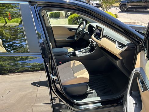 Used 2025 Toyota RAV4 XLE w/ Convenience Package image 33