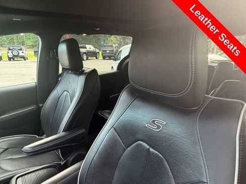 Used 2022 Chrysler Pacifica Limited w/ S Appearance Package FWD image 5