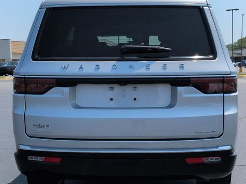 Used 2022 Jeep Wagoneer Series III w/ Premium Group I AWD/4WD image 5