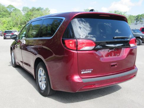 Certified 2022 Chrysler Voyager LX FWD image 5