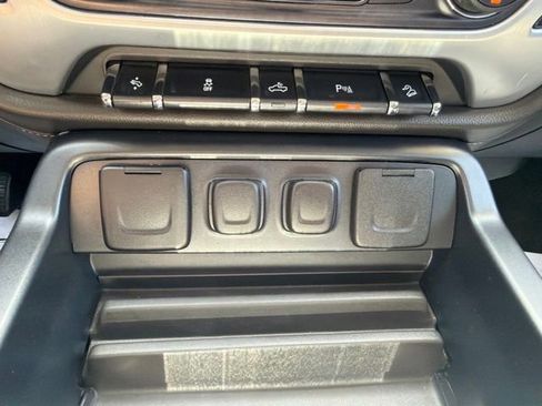 Used 2015 GMC Sierra 1500 SLT w/ SLT Preferred Package AWD/4WD image 9
