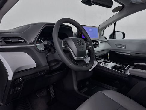 New 2026 Toyota Sienna XLE image 11
