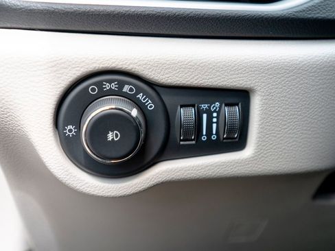 Used 2024 Chrysler Pacifica Touring-L FWD image 22