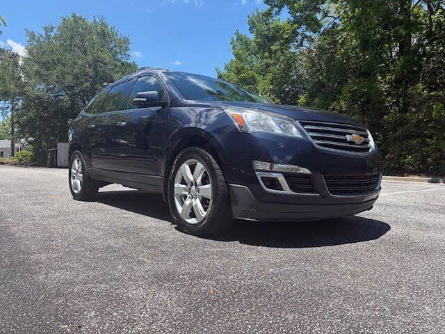 Used 2017 Chevrolet Traverse LT w/ Style and Technology Package FWD image 3