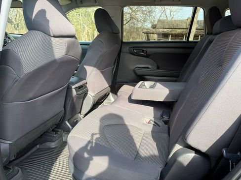 Used 2020 Toyota Highlander L image 25