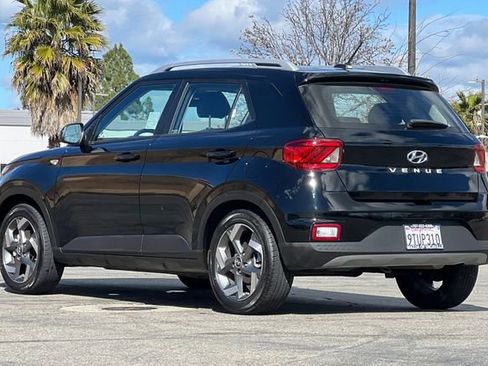 Used 2025 Hyundai Venue SEL image 6