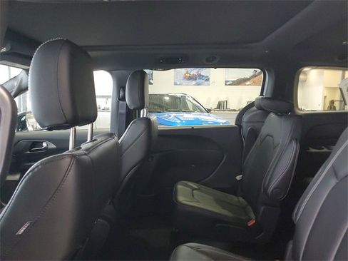 New 2025 Chrysler Pacifica Select image 8