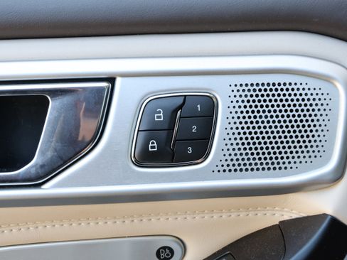 Used 2020 Ford Explorer Platinum w/ Premium Technology Package AWD/4WD image 13