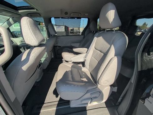 Used 2019 Toyota Sienna XLE w/ XLE Navigation Package FWD image 5