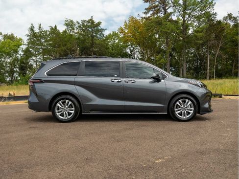 Used 2025 Toyota Sienna XLE w/ XLE Plus Package AWD/4WD image 4