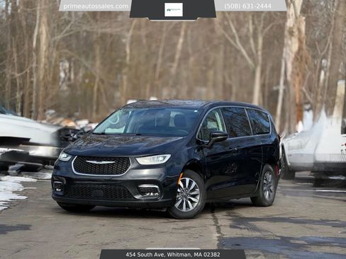 Used 2022 Chrysler Pacifica Touring-L image 1