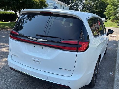Used 2024 Chrysler Pacifica Limited FWD image 3