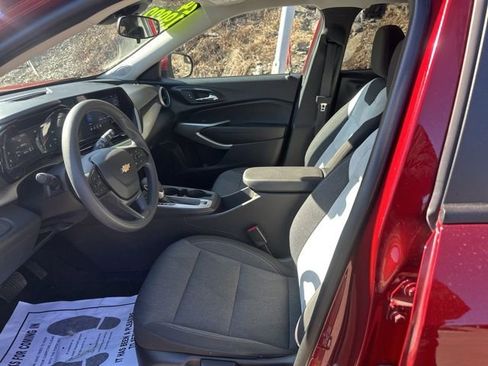 Used 2024 Chevrolet Trax LS w/ LS Convenience Package image 12