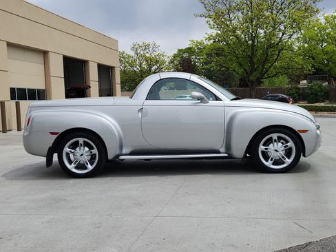 Used 2005 Chevrolet SSR w/ Preferred Equipment Group RWD image 6