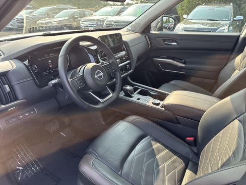 Used 2024 Nissan Pathfinder Platinum AWD/4WD image 4