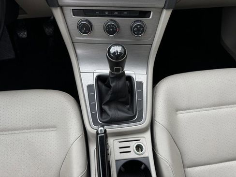 Used 2015 Volkswagen Golf S image 29