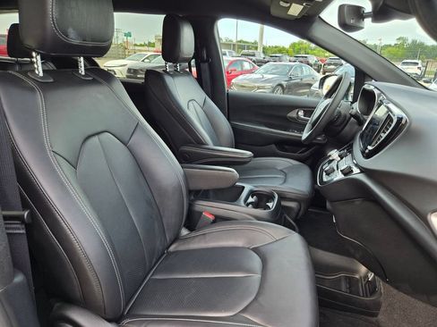 Used 2025 Chrysler Pacifica Select FWD image 31