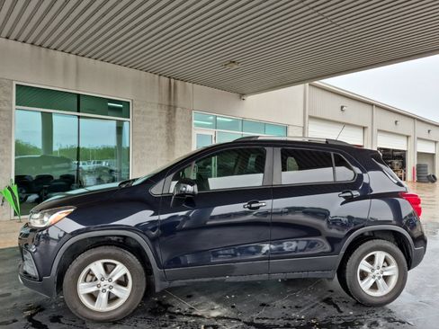 Used 2022 Chevrolet Trax LT w/ LT Convenience Package AWD/4WD image 2