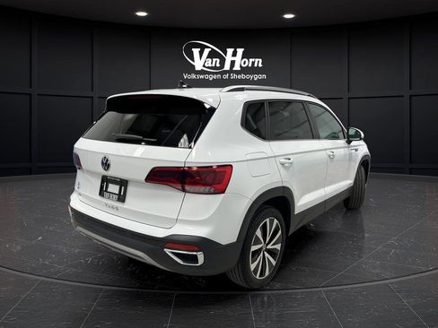Used 2024 Volkswagen Taos SE image 3