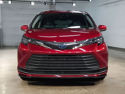 Used 2024 Toyota Sienna LE image 2