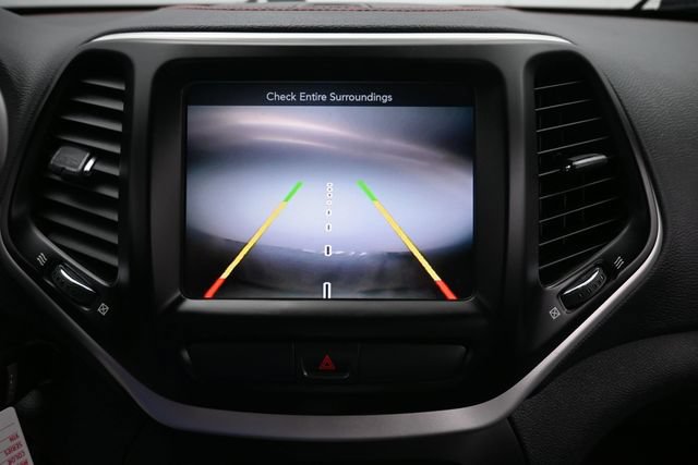 Used 2016 Jeep Cherokee Trailhawk w/ Leather Interior Group AWD/4WD image 18